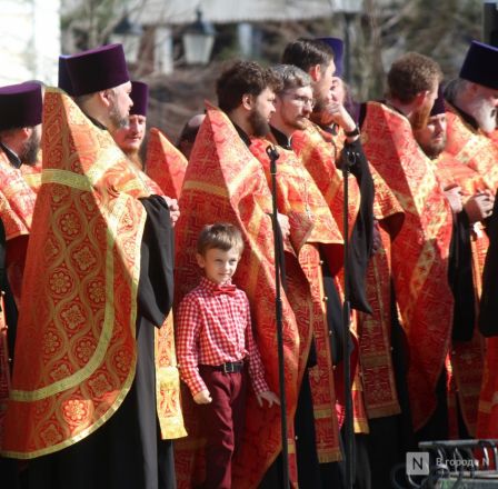 Фоторепортаж: как прошел пасхальный крестный ход в Нижнем Новгороде - фото 62