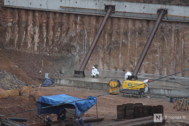 Сорванные сроки и тонна грязи: фоторепортаж со стройки террасного парка в Почаинском овраге - фото 26