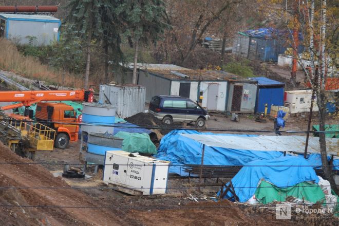 Сорванные сроки и тонна грязи: фоторепортаж со стройки террасного парка в Почаинском овраге - фото 15