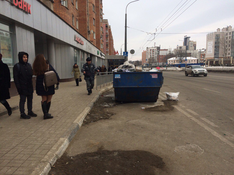 Мусорный контейнер несколько дней простоял перед входом в метро на Горького (ФОТО) - фото 2