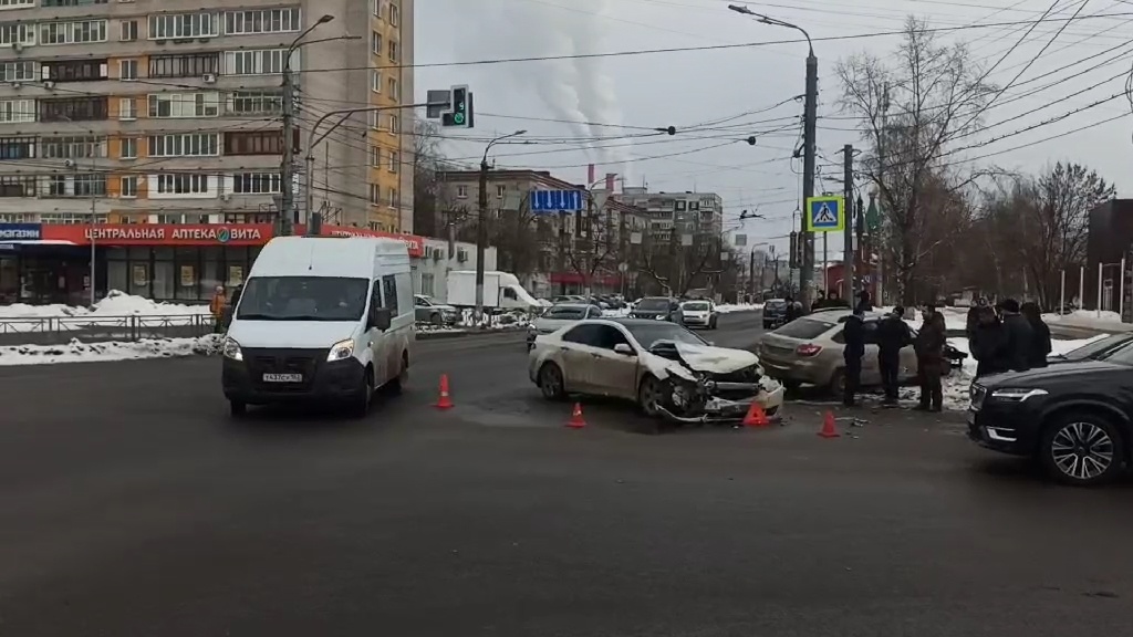 Два человека пострадали в столкновении иномарки с «Ладой» в Автозаводском районе