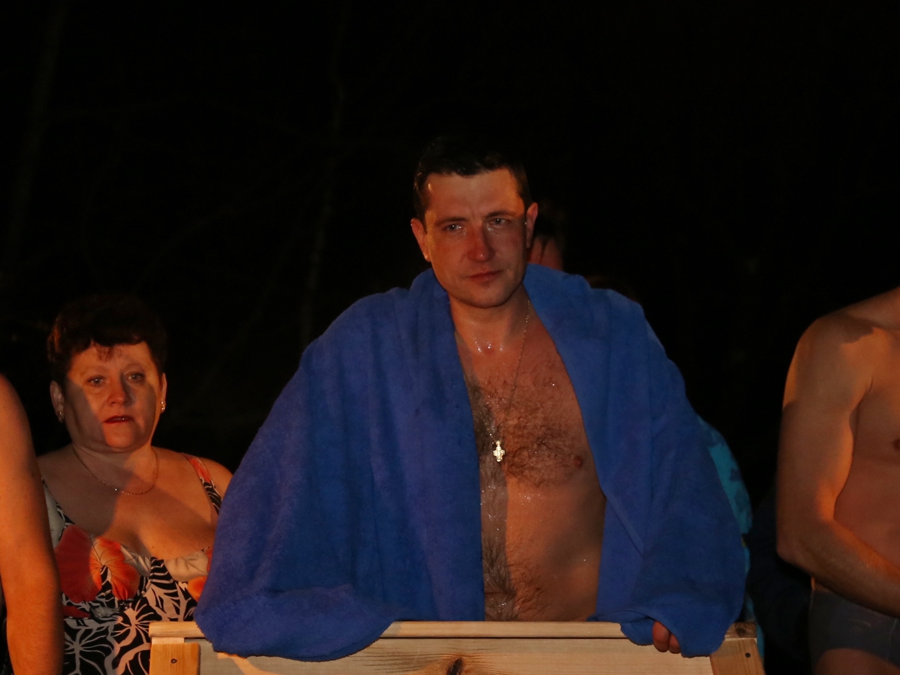 Никитин искупался в проруби на озере Щелковского хутора (ФОТО) - фото 1