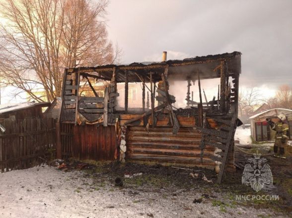 Пожарные около часа тушили горящую баню в Тоншаевском округе - фото 4