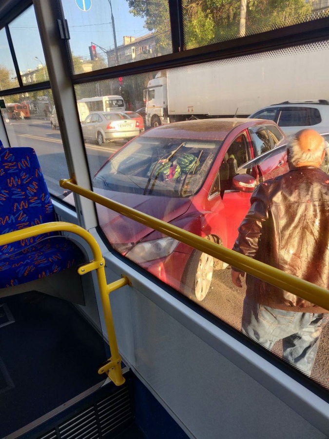 Mazda с арбузами врезалась в бесконтактный троллейбус в Московском районе - фото 2