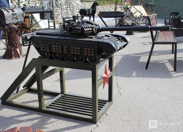 Танк-мангал и деревянные иконы: фоторепортаж с новой выставки от заключенных в Нижнем Новгороде - фото 93