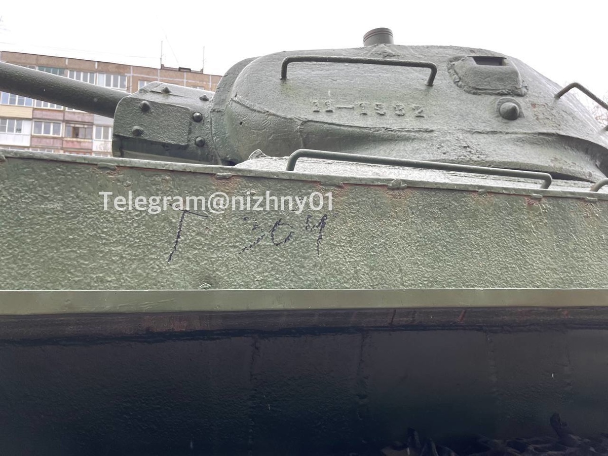 Военный памятник в Сормовском районе снова разрисовали вандалы - фото 1