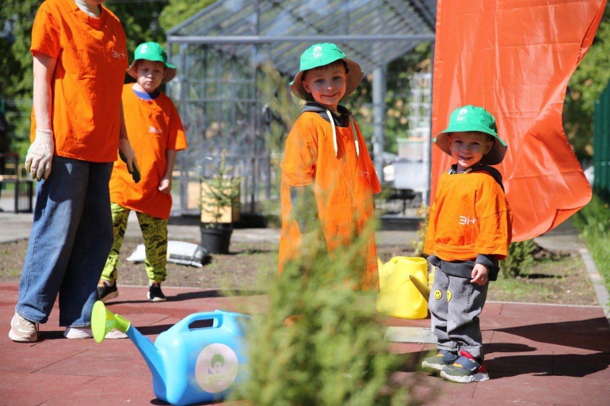 Саженцы голубой ели, туи, спиреи, жасмина высадили волонтеры в Автозаводском районе Нижнего Новгорода - фото 1