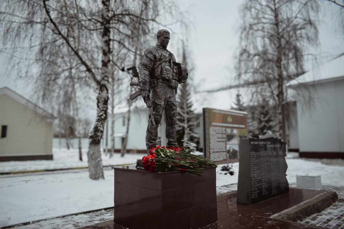 Памятник бойцам спецназа открылся в Нижнем Новгороде - фото 1