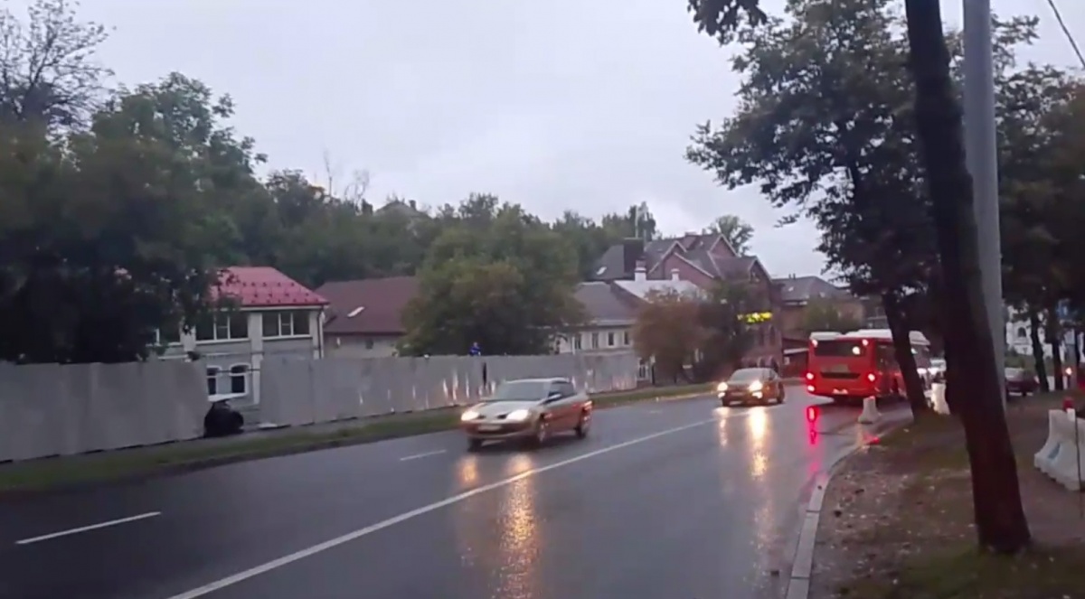 Водитель протаранил забор на Зеленском съезде в Нижнем Новгороде - фото 1