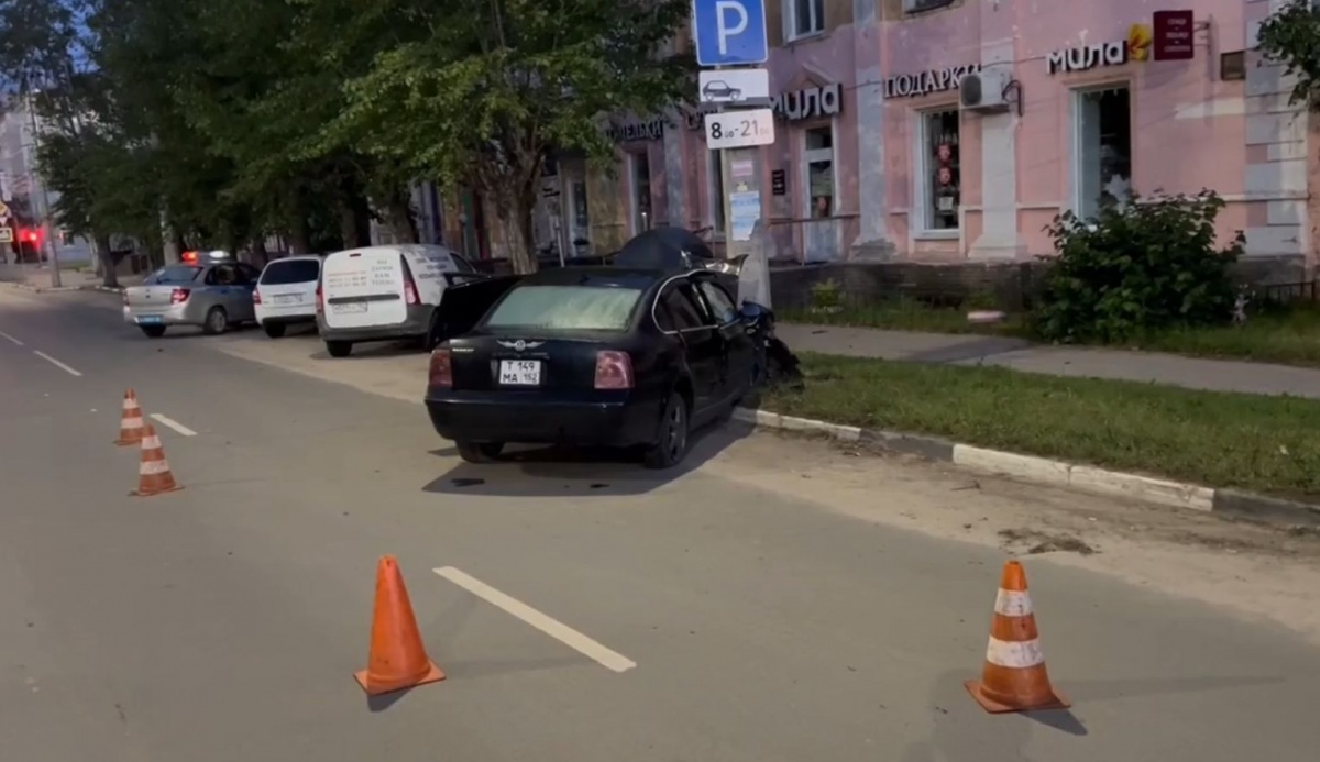 Пьяный водитель врезался в столб в Дзержинске: двое пострадали - фото 1