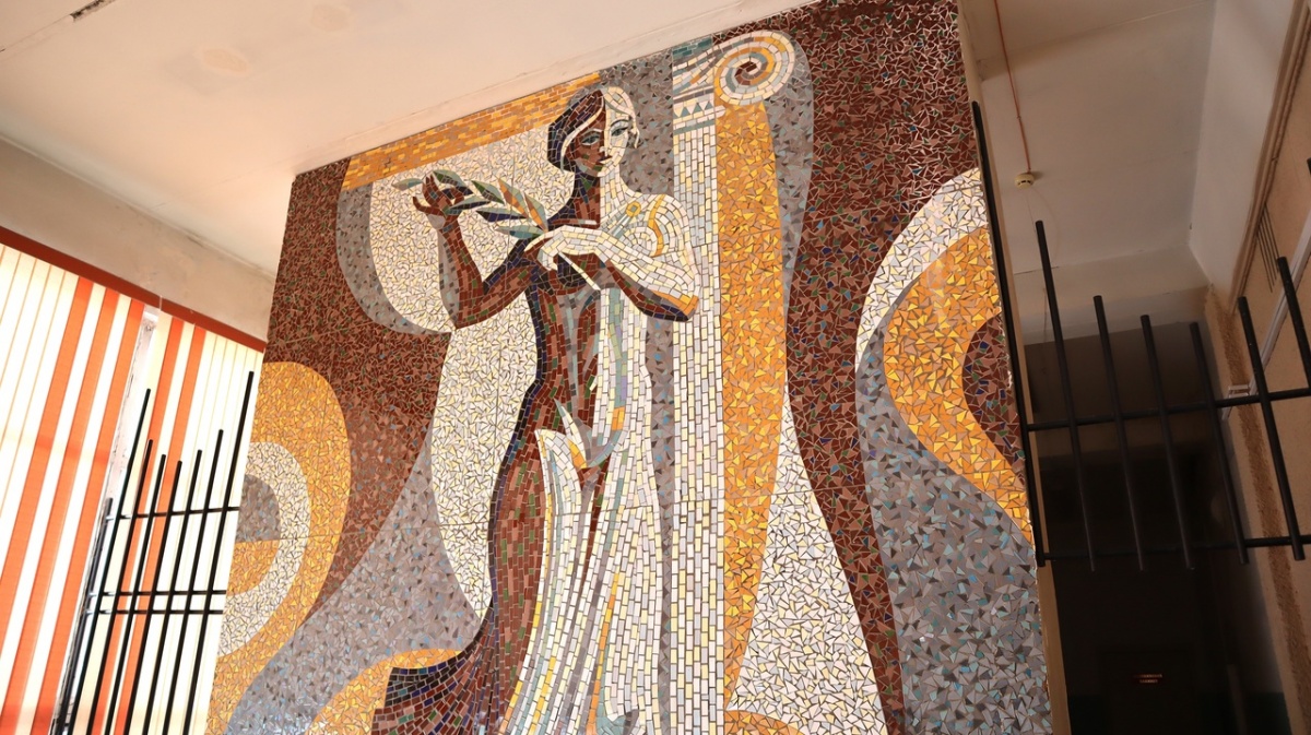 Реставрация 50-летней мозаики началась в Дзержинском музыкальном колледже - фото 1