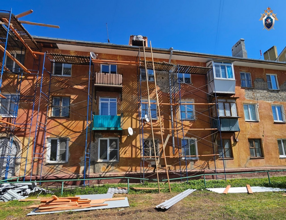 Рабочий сорвался с крыши трехэтажки в Нижнем Новгороде и погиб - фото 1