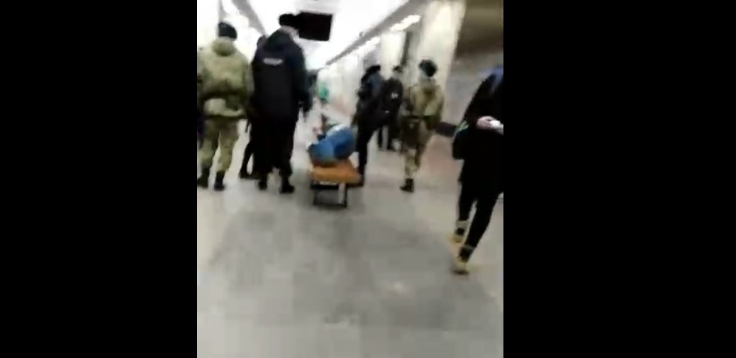 Люди в масках пришли на помощь мужчине, которому стало плохо в нижегородском метро