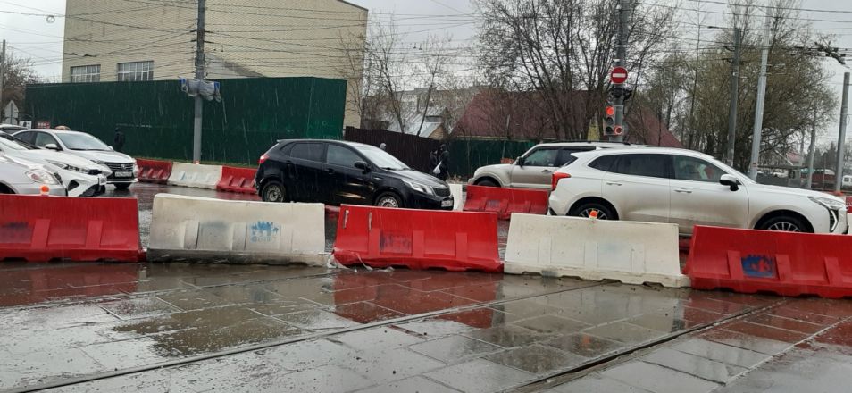 Огромные пробки возникли на перекрестке Ванеева-Сусловой в Нижнем Новгороде - фото 2