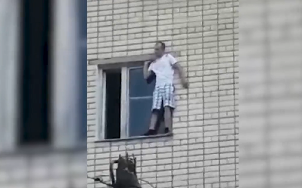 Житель Дзержинска прыгнул с пятого этажа - фото 1