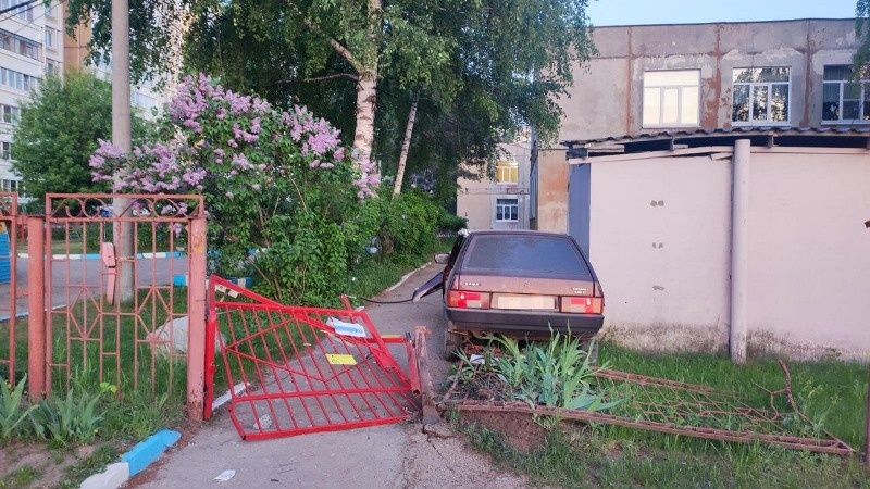 Пьяный водитель въехал в детсад в Сормове