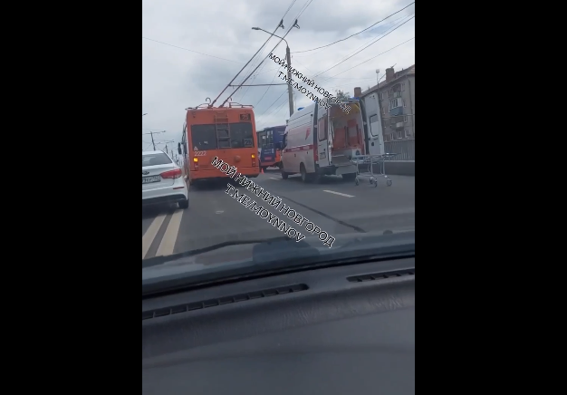 Пять человек пострадали в столкновении автобуса и легковушки на Московском шоссе - фото 1