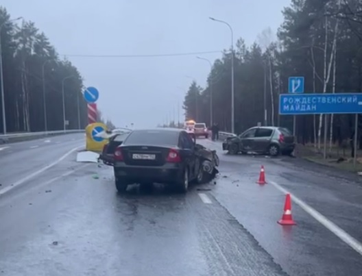 Три легковушки столкнулся на трассе Р-158 в Нижегородской области - фото 1
