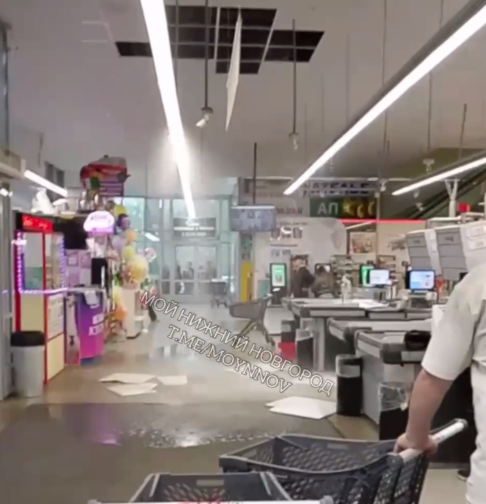 Крышу продуктового магазина прорвало из-за ливня в Нижнем Новгороде - фото 1