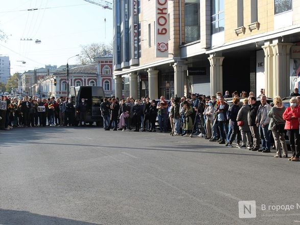 Траурная процессия с портретами Славиной  прошла мимо здания нижегородского МВД (фото) - фото 4