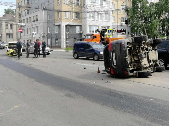Две иномарки столкнулись в центре Нижнего Новгорода - фото 1