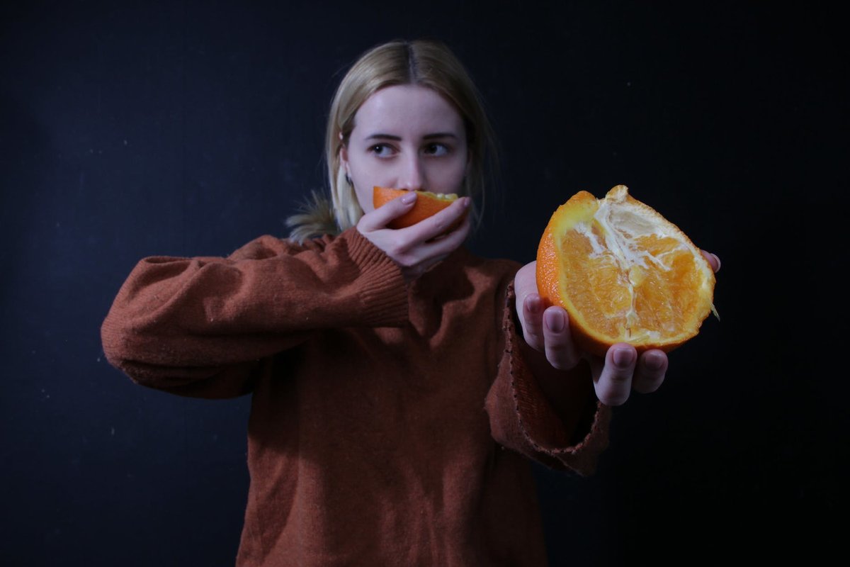 Апельсин есть вечером. Человек апельсин. Апельсиновая девушка. Держит апельсин. Человек ест апельсин.
