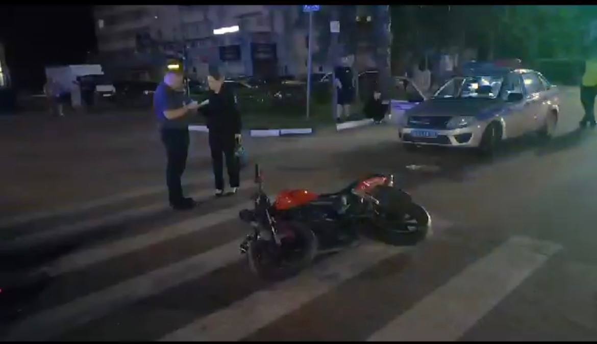 Два человека на мотоцикле оказались под колесами японской иномарки в Арзамасе
