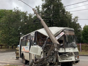 Автобус с пассажирами врезался в столб в Автозаводском районе