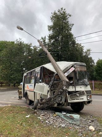 Автобус врезался в столб из-за водителя легковушки, не уступившего дорогу в Нижнем Новгороде - фото 1