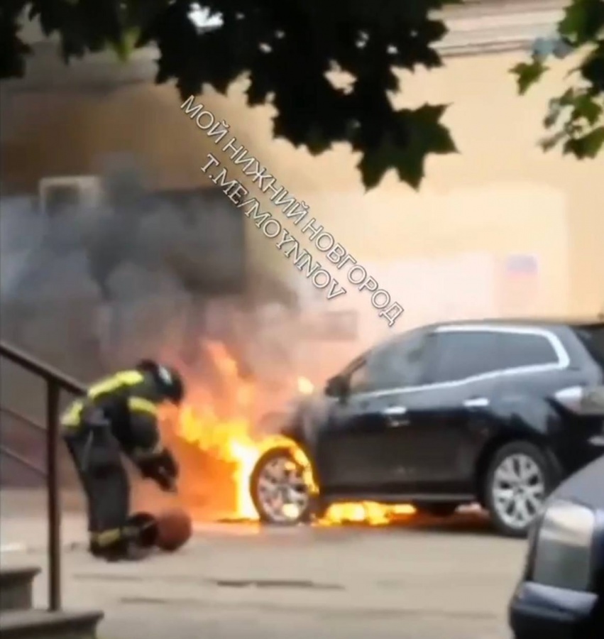 Соцсети: иномарка взорвалась, а потом сгорела в Московском районе - фото 1