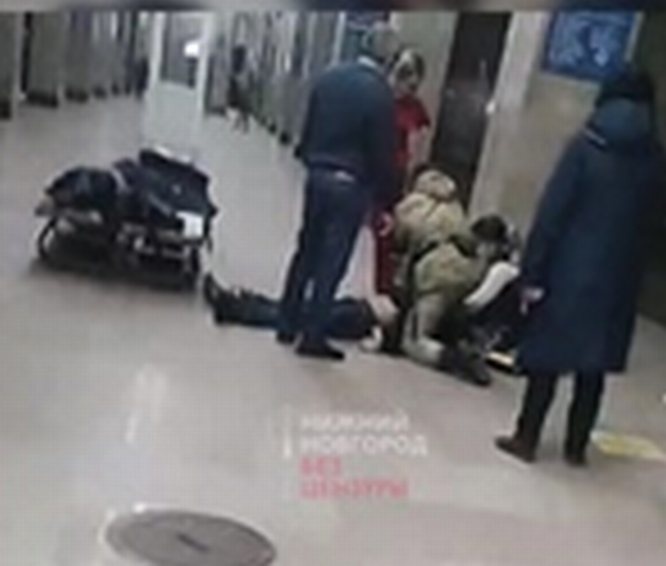 Соцсети: мужчине стало плохо в Нижегородском метро - фото 1