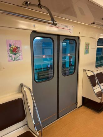 Поезд в нижегородском метро украсили к 8 марта - фото 2