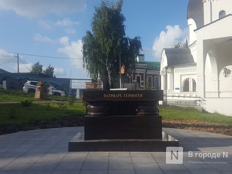 Постамент к памятнику Гермогена установили у Казанской церкви в Нижнем Новгороде - фото 1