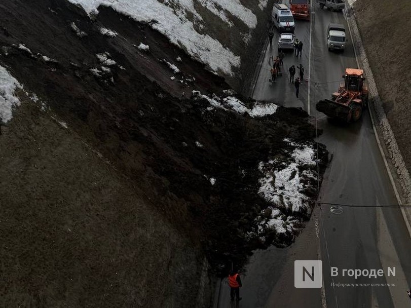 13 автобусов изменили маршруты из-за схода грунта на Зеленском съезде - фото 1