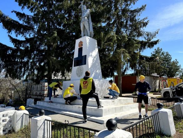 Татьяна Гриневич помогла привести в порядок мемориал героям ВОВ в Новопокровском - фото 2