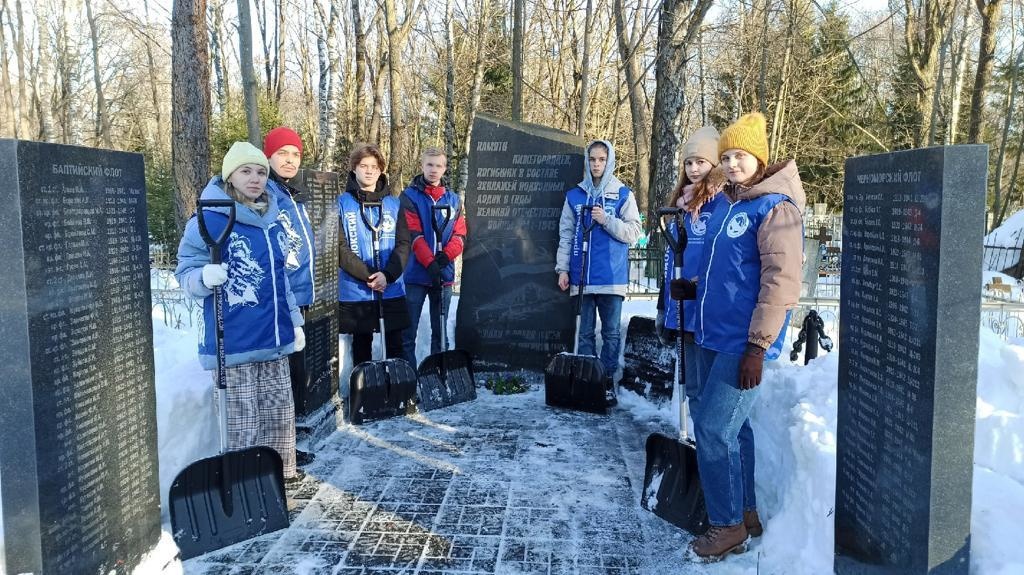 Более 600 волонтеров чистят от снега воинские захоронения на нижегородских кладбищах - фото 1
