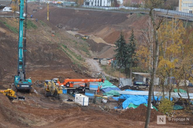 Сорванные сроки и тонна грязи: фоторепортаж со стройки террасного парка в Почаинском овраге - фото 25