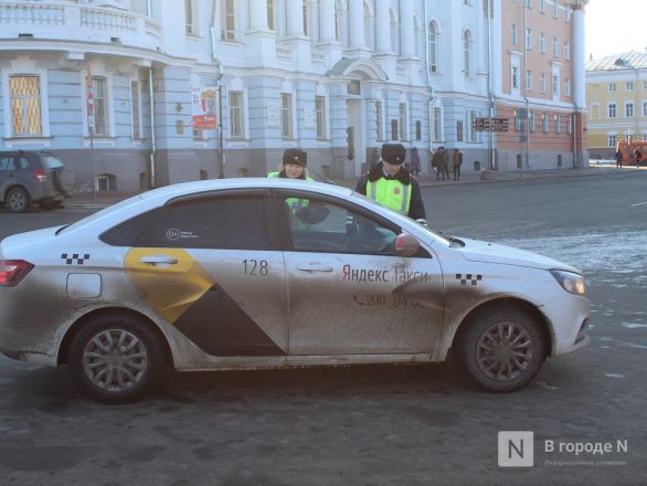 Девушки-полицейские поздравили нижегородских водителей с Днем защитника Отечества - фото 23