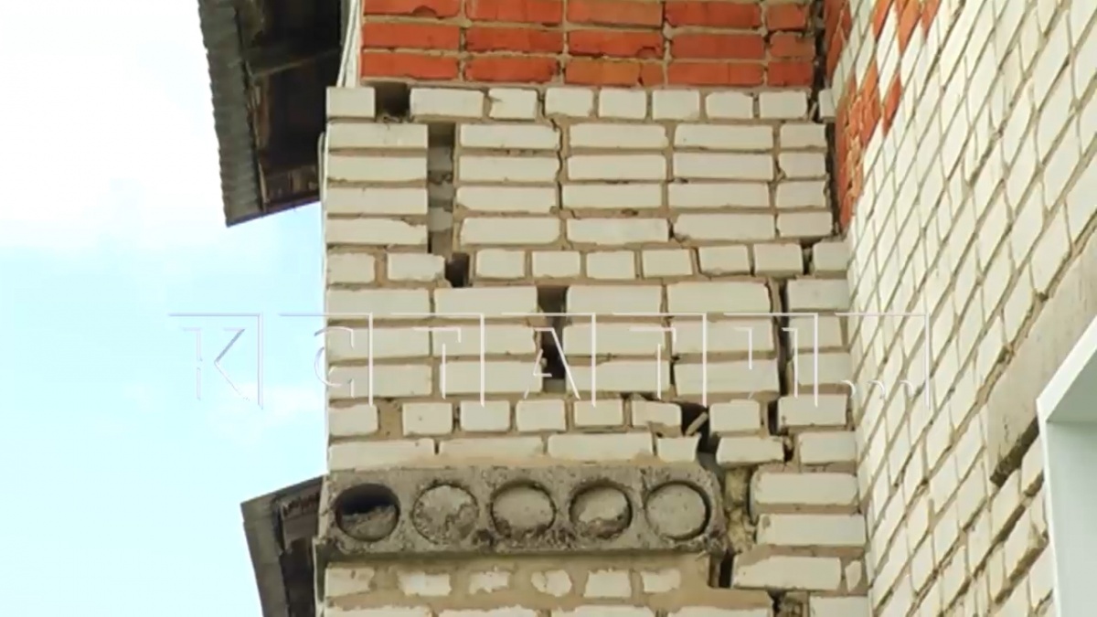 Многоквартирный жилой дом трещит и разваливается в Нижегородской области - фото 1